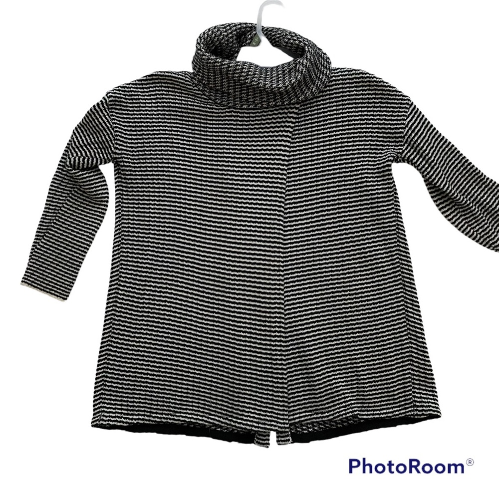 Cabi Women’s Sweater Cape Black White Stylish Fashionable Beautiful Small Warm